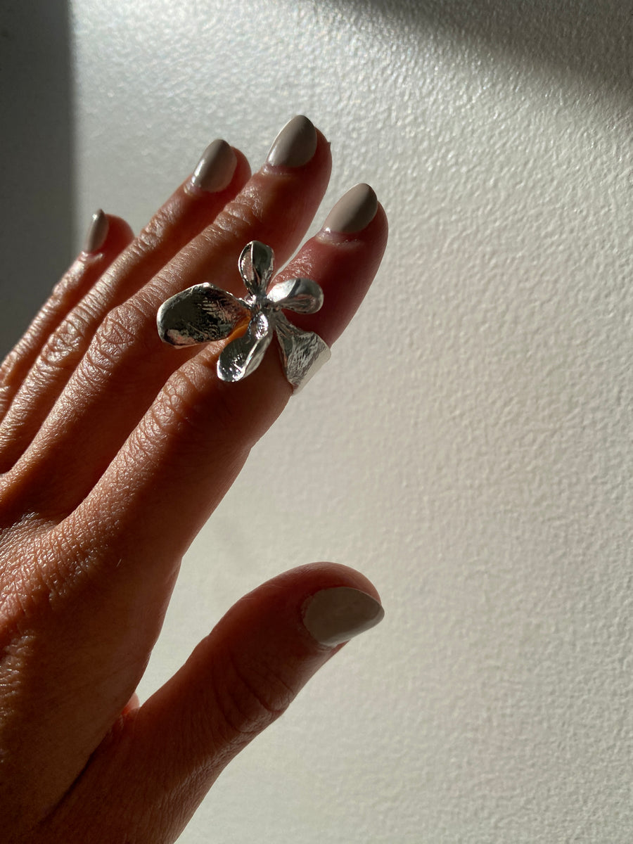 Ora-c - finger bow // silver cuff ring