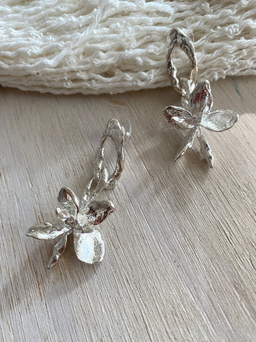 Ora-c - chunky Lillies // silver earrings
