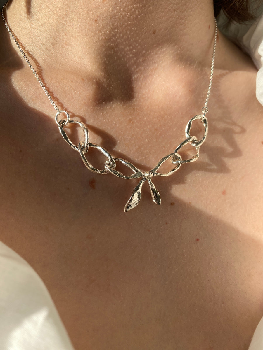 Ora-c - Bow Realis // silver necklace